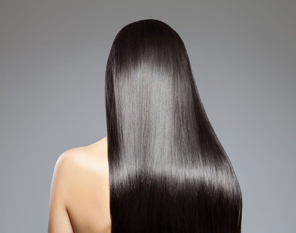 Cheveux lisses et brillants obtenus après un lissage au tanin