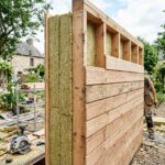 Façade d'une maison isolée par l'extérieur avec un bardage en bois
