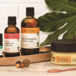 Flacons de soins cosmétiques Origins posés sur fond clair