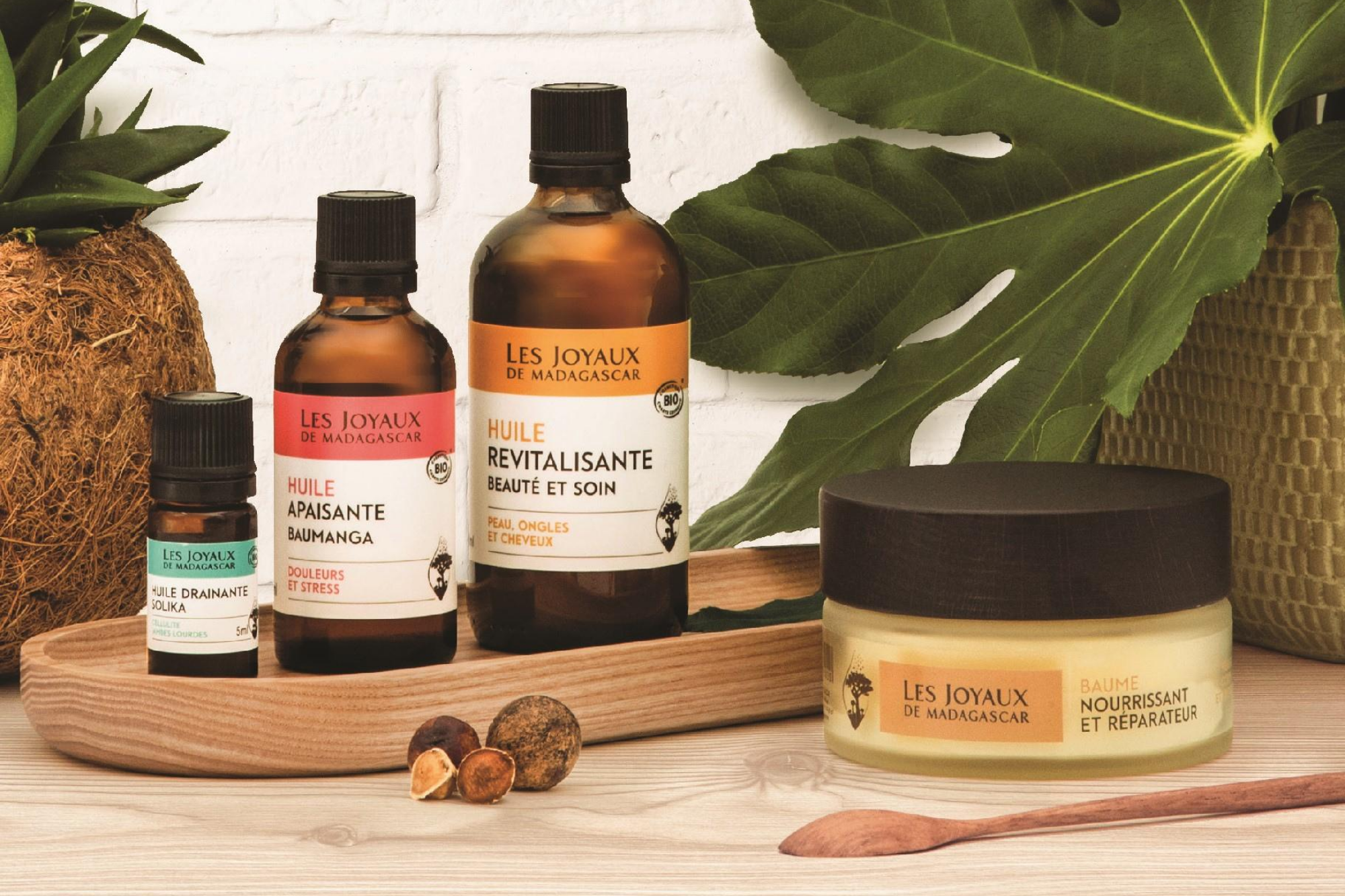 Flacons de soins cosmétiques Origins posés sur fond clair