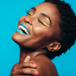 Maquillage yeux de biche avec trait d'eyeliner étiré vers le coin externe de l'œil