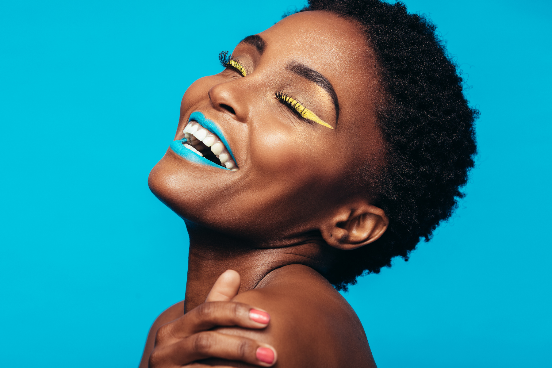 Maquillage yeux de biche avec trait d'eyeliner étiré vers le coin externe de l'œil