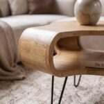 Table basse en manguier massif avec plateau en bois et piètement en métal noir dans un salon