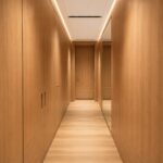 Plan coté d'un dressing en bois avec étagères, tringle et cotes de débit posé sur un établi