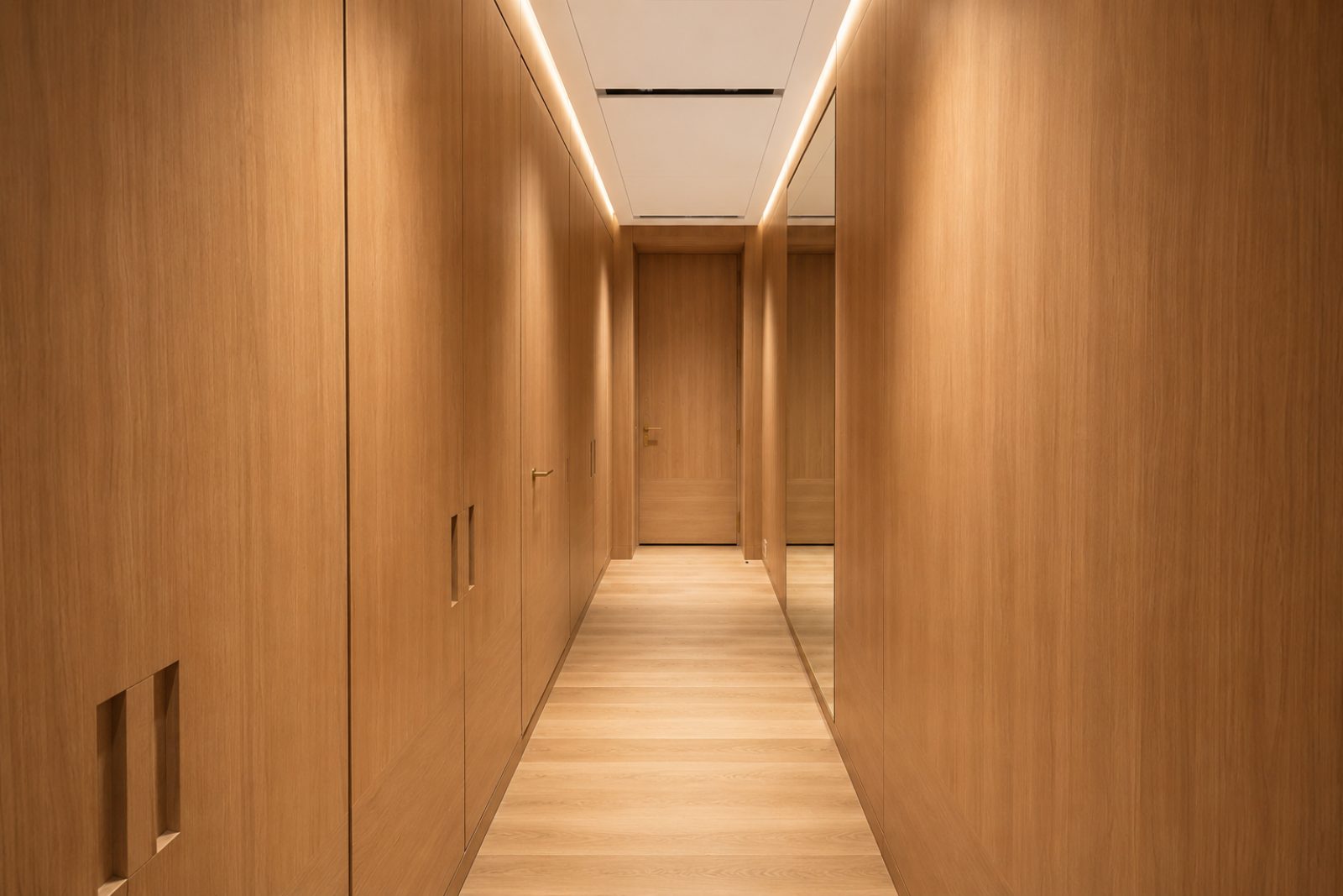 Plan coté d'un dressing en bois avec étagères, tringle et cotes de débit posé sur un établi