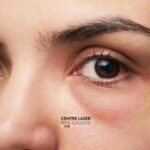Femme appliquant un soin contour des yeux pour atténuer les cernes