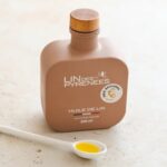 Bouteille d'huile de lin avec graines de lin sur une table