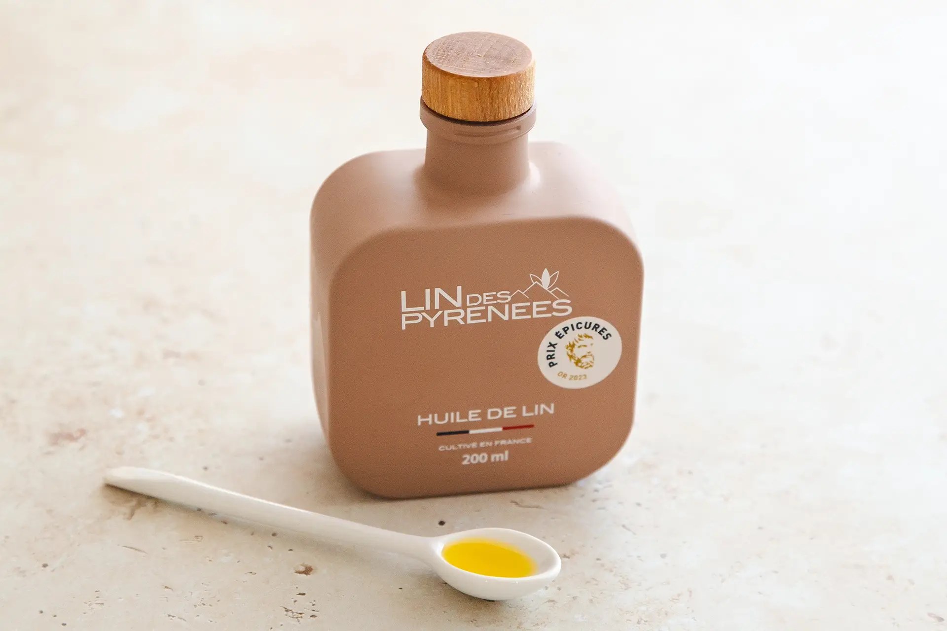 Bouteille d'huile de lin avec graines de lin sur une table