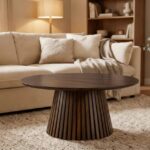 Table basse en bois foncé ronde dans un salon lumineux