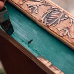 Meuble en bois ancien repeint dans une teinte vert sauge dans un intérieur lumineux