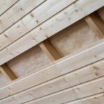 Plafond intérieur habillé de lames de lambris en bois clair
