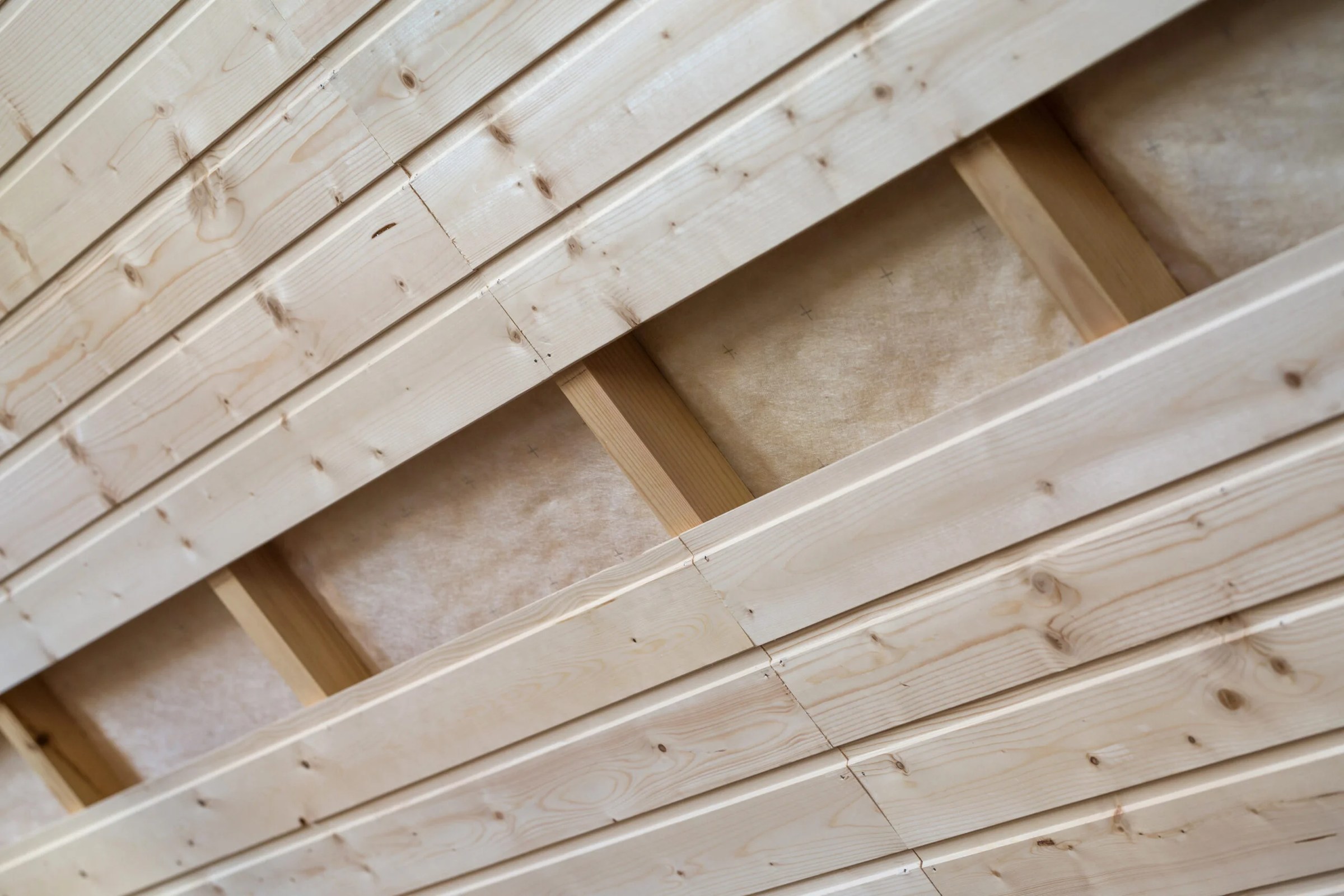 Plafond intérieur habillé de lames de lambris en bois clair