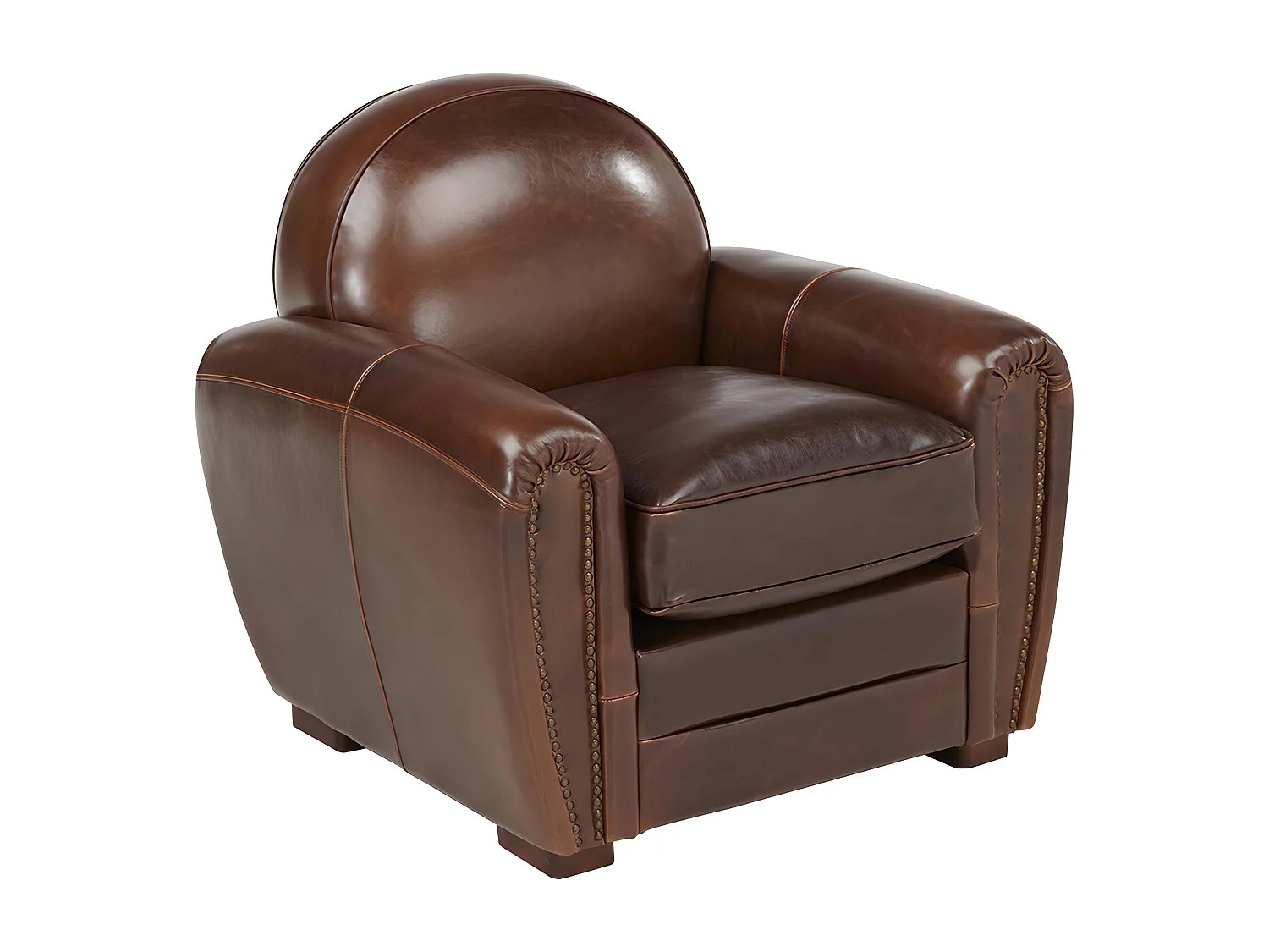 Fauteuil vintage en cuir marron patiné au dossier enveloppant dans un salon chaleureux