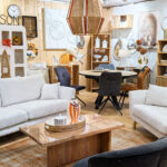 Intérieur d'un magasin d'ameublement et de décoration avec canapé, luminaires et objets déco