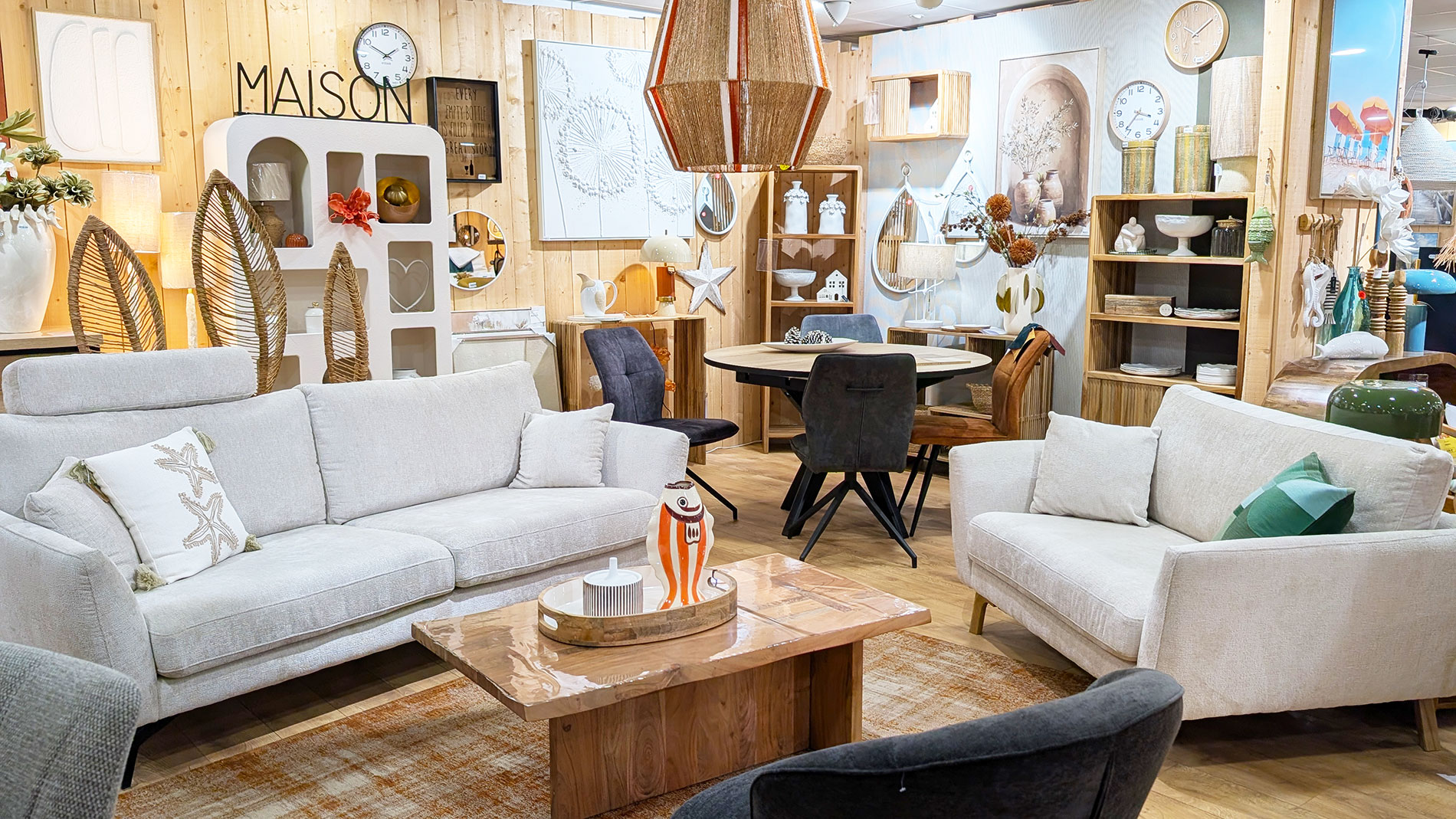 Intérieur d'un magasin d'ameublement et de décoration avec canapé, luminaires et objets déco