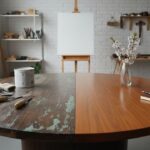 Table ronde ancienne en bois relookée avec un piètement peint et un plateau verni