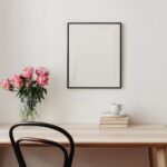 Mélange de peinture beige dans un pot avec ajout de pigments à la spatule