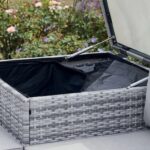 Salon de jardin avec banquette à coffre ouvert rangeant des coussins sur une terrasse