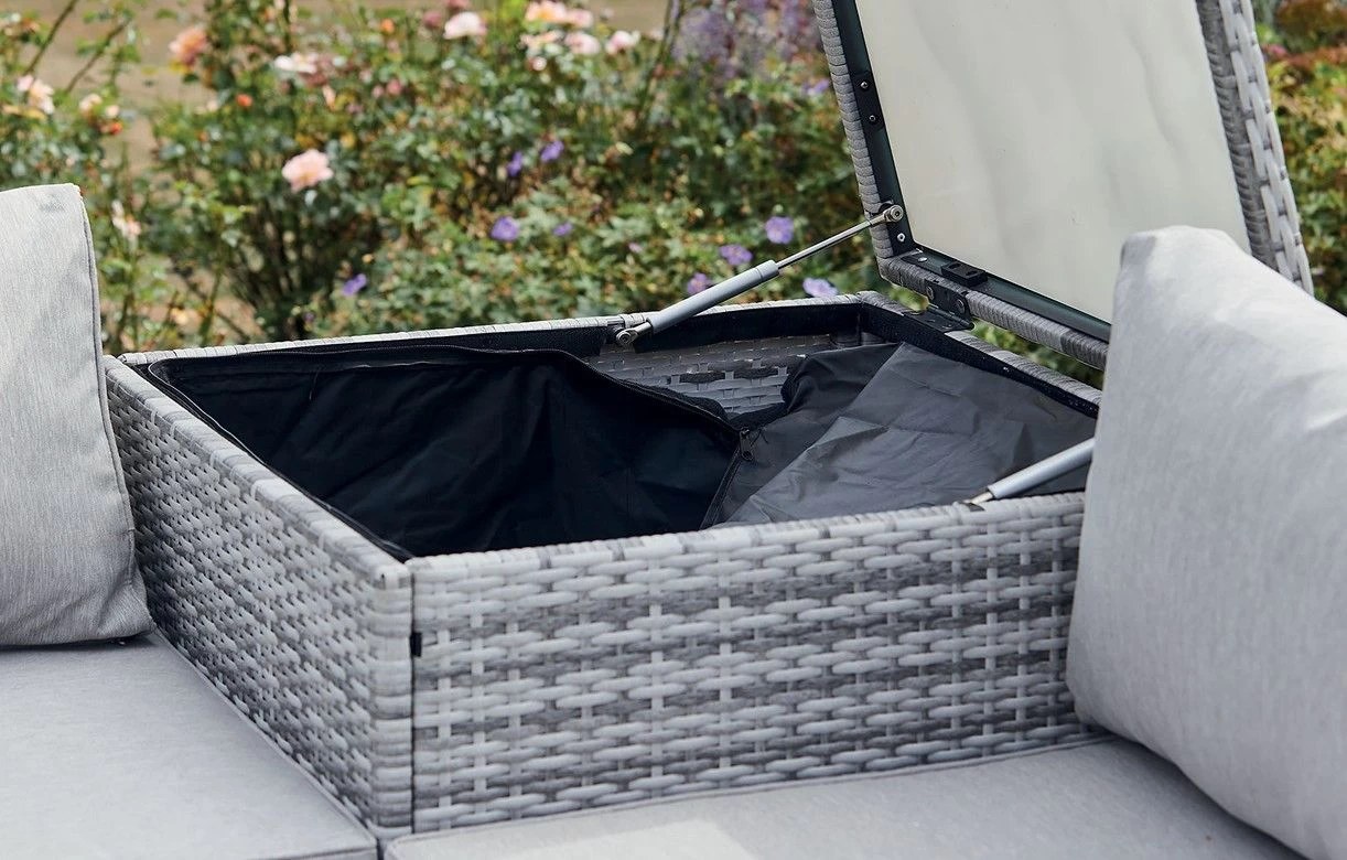 Salon de jardin avec banquette à coffre ouvert rangeant des coussins sur une terrasse